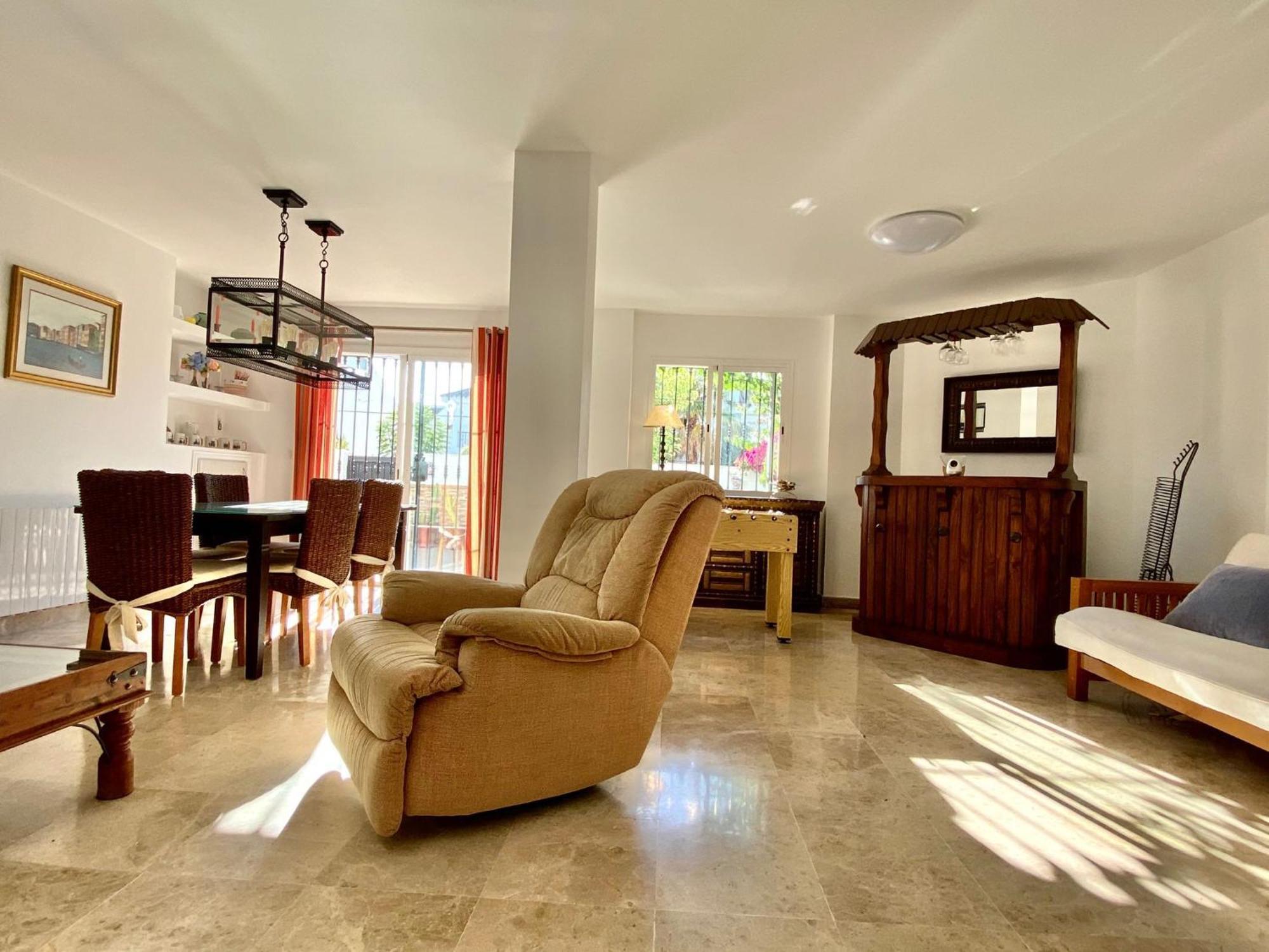 Apartamentos Naranjos Del Sol Marbella Ruang foto